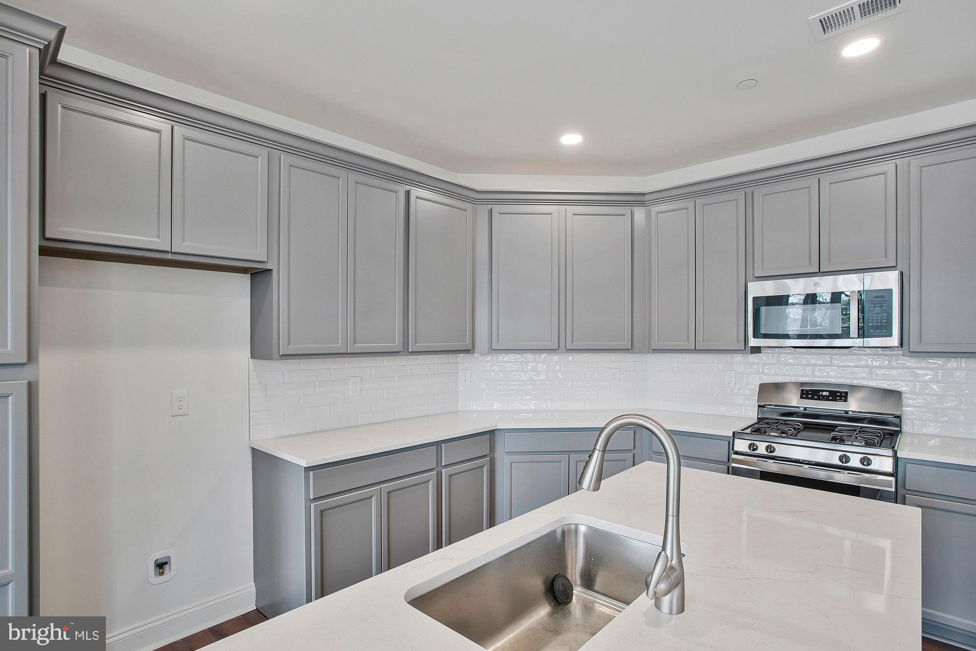 QUEEN ANNE COLONY - Residential