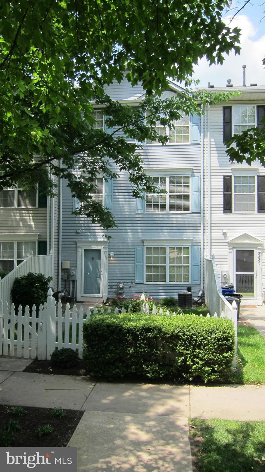 Beautiful 3BR, 2.5 BA, Back to Back TH in desirable Columbia Park. Remodeled kitchen includes stainless steel appliances, Gorgeous Hardwood floors on first level, carpet, tiled baths, and freshly painted. Second floor Master Suite, Separate Laundry Room .Plenty of storage and a bonus room could be a small office! Easy access to major roads, shopping. Yard mowed by condo assoc. No Pets No Smokers