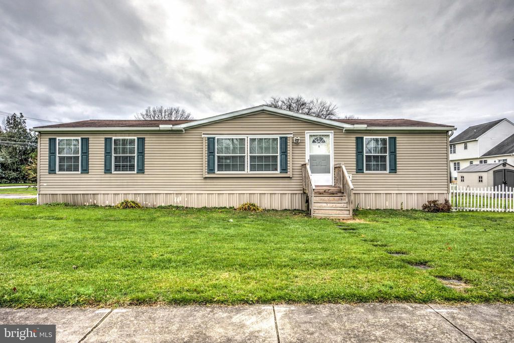 Photo of 21 W MAIN ST, BROWNSTOWN, PA 17508 (MLS # PALA2028744)