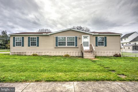 Photo of 21 W MAIN ST, BROWNSTOWN, PA 17508 (MLS # PALA2028744)