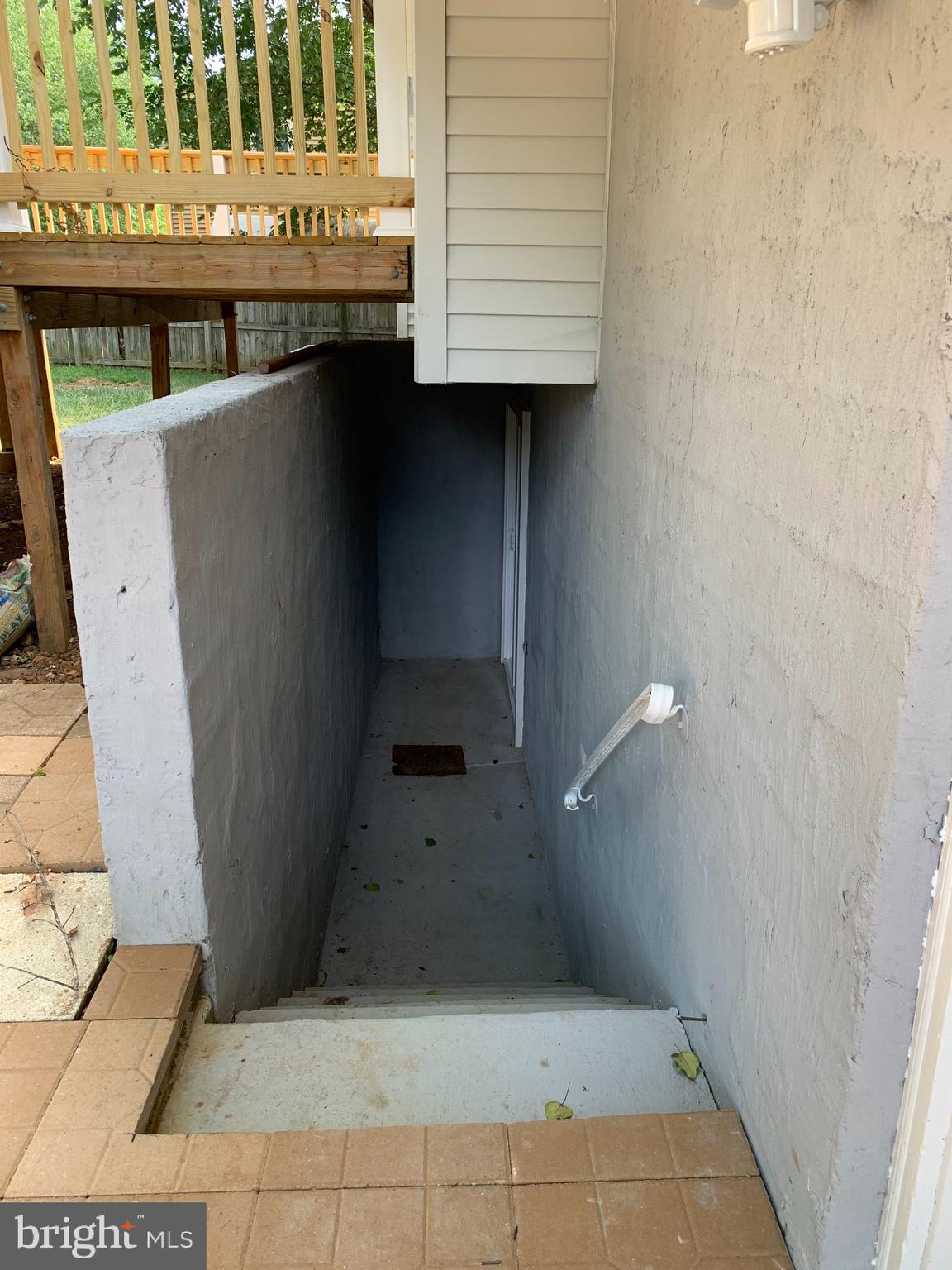 SOUTH LAWN - Residential