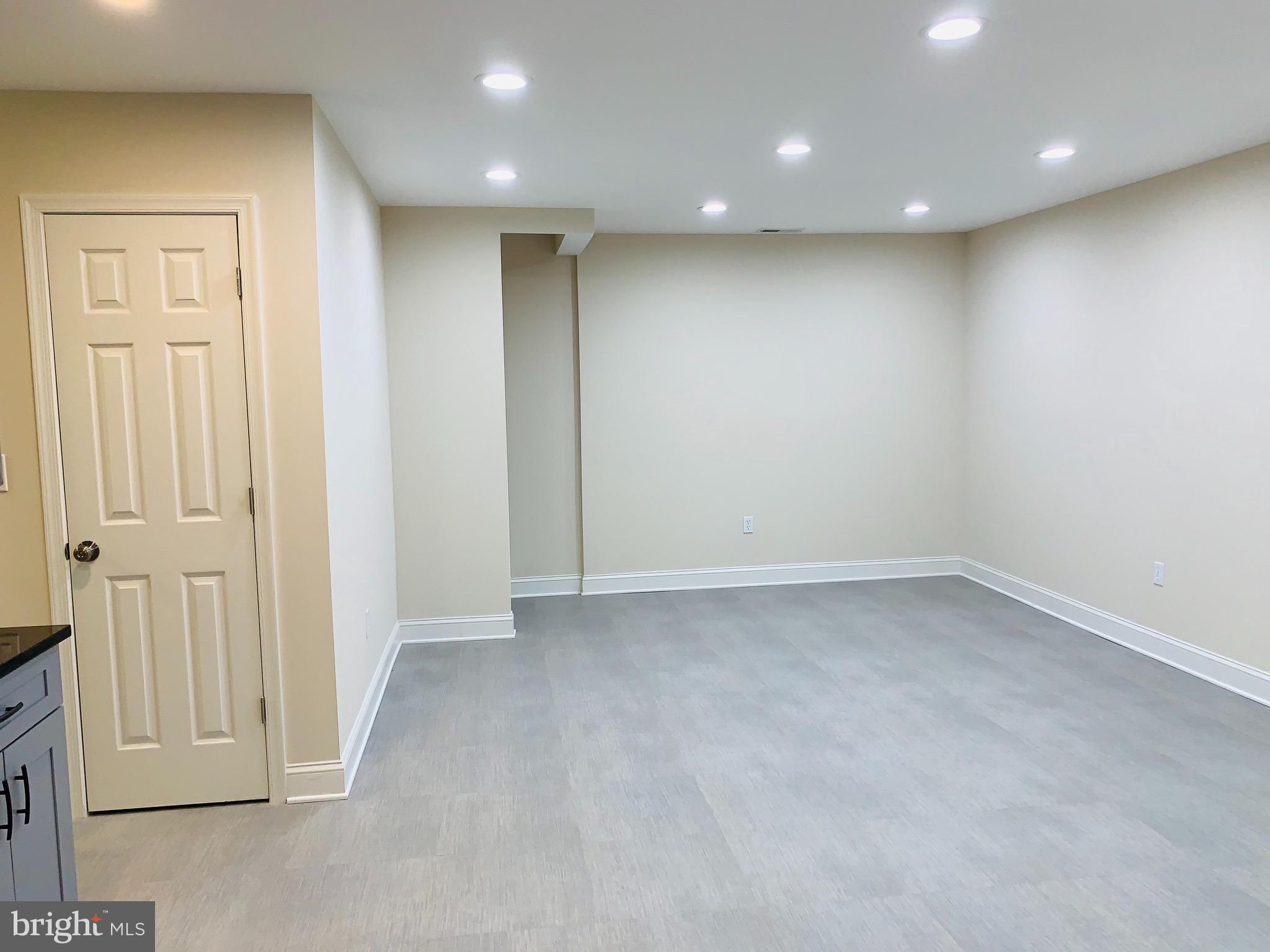 SOUTH LAWN - Residential