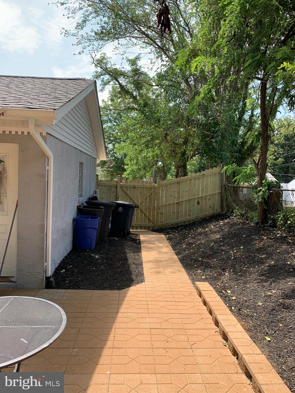 SOUTH LAWN - Residential