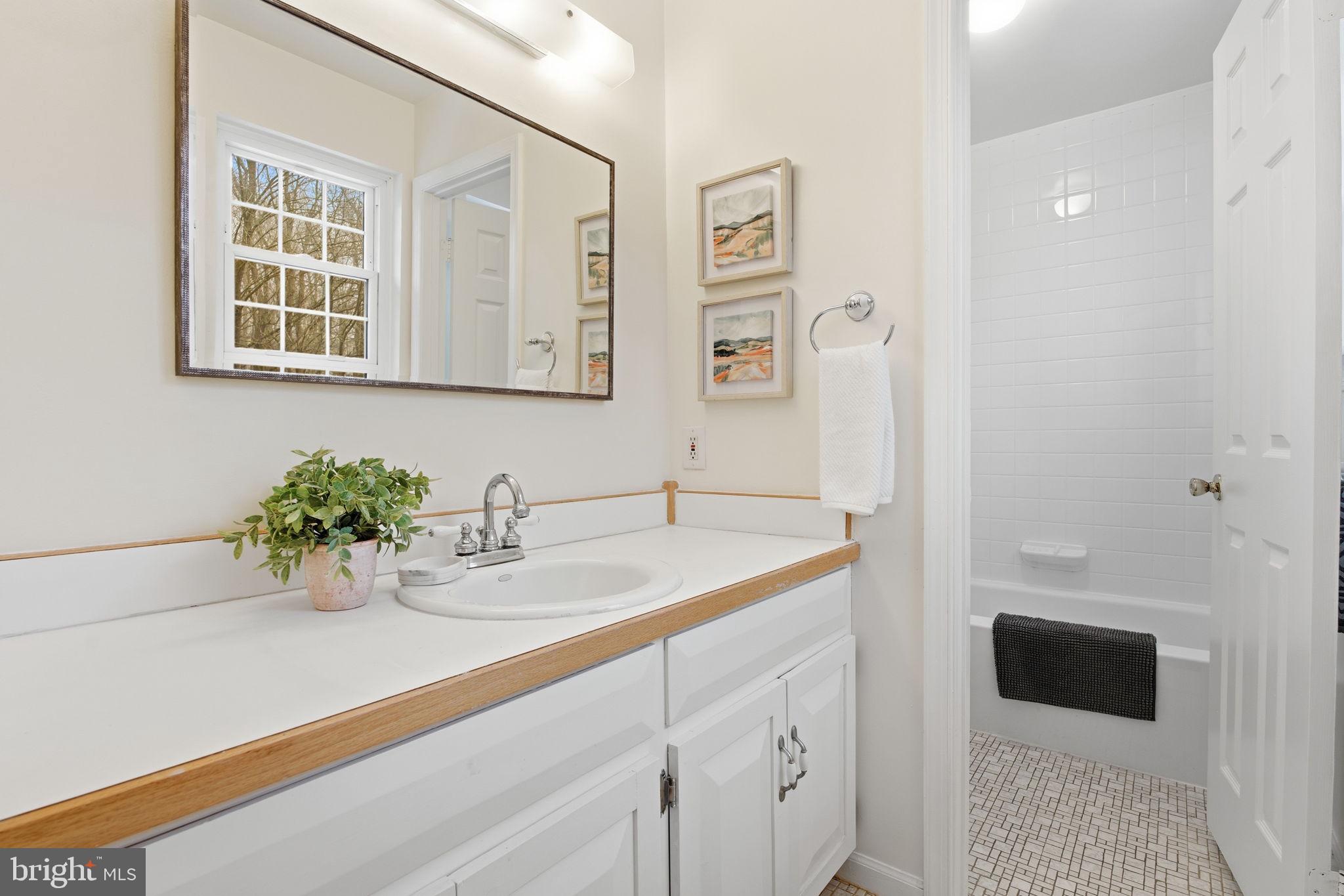 COLLEGE MANOR - Residential