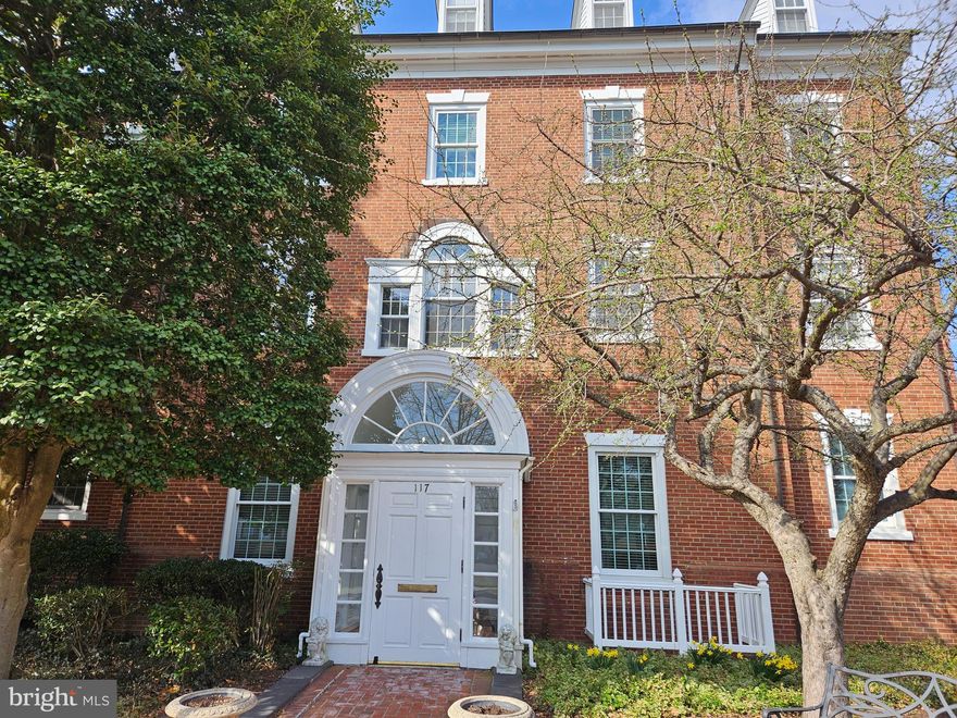 1400 sq. ft. condo unit in the Shireton. 2 bedrooms , 2 bathrooms, dual entry kitchen, living room with fireplace, crown moldings, custom cabinets and bookshelves. This unit has not been offered since 2003  occupied since then and maticulously maintanined. Upgrades in  kitchen, bathroms, and recently complete new HVAC system.