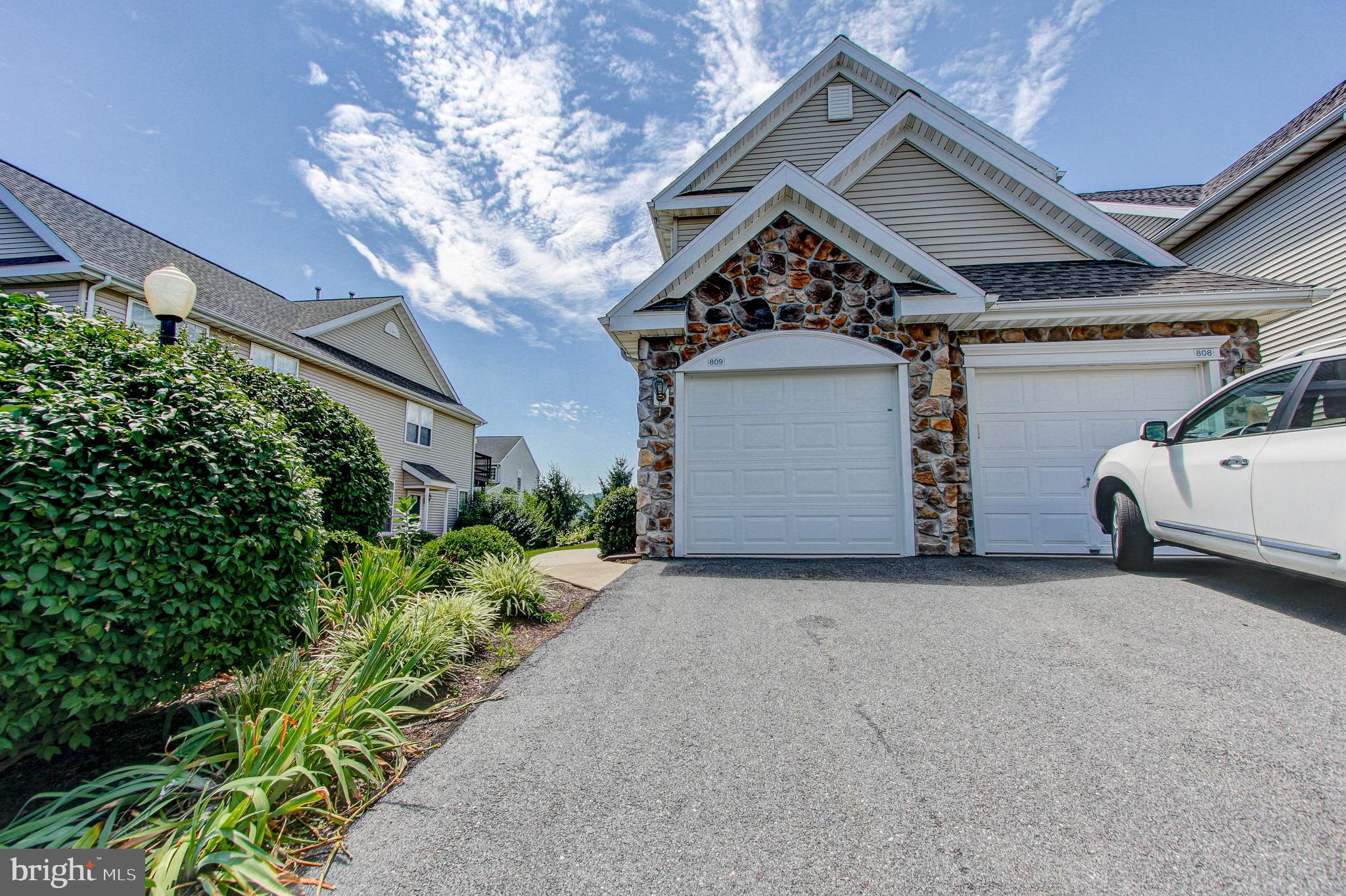 COUNTRY MEADOWS - Residential