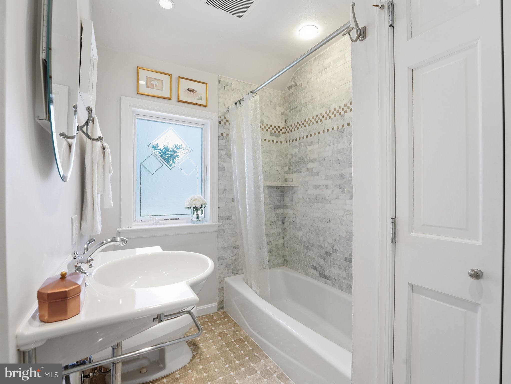 LYON VILLAGE - Residential