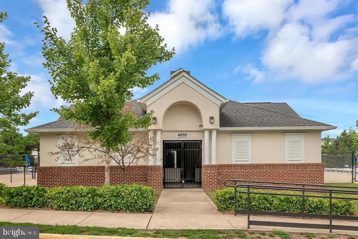 TRIANGLE HIGHLANDS CONDO - Residential