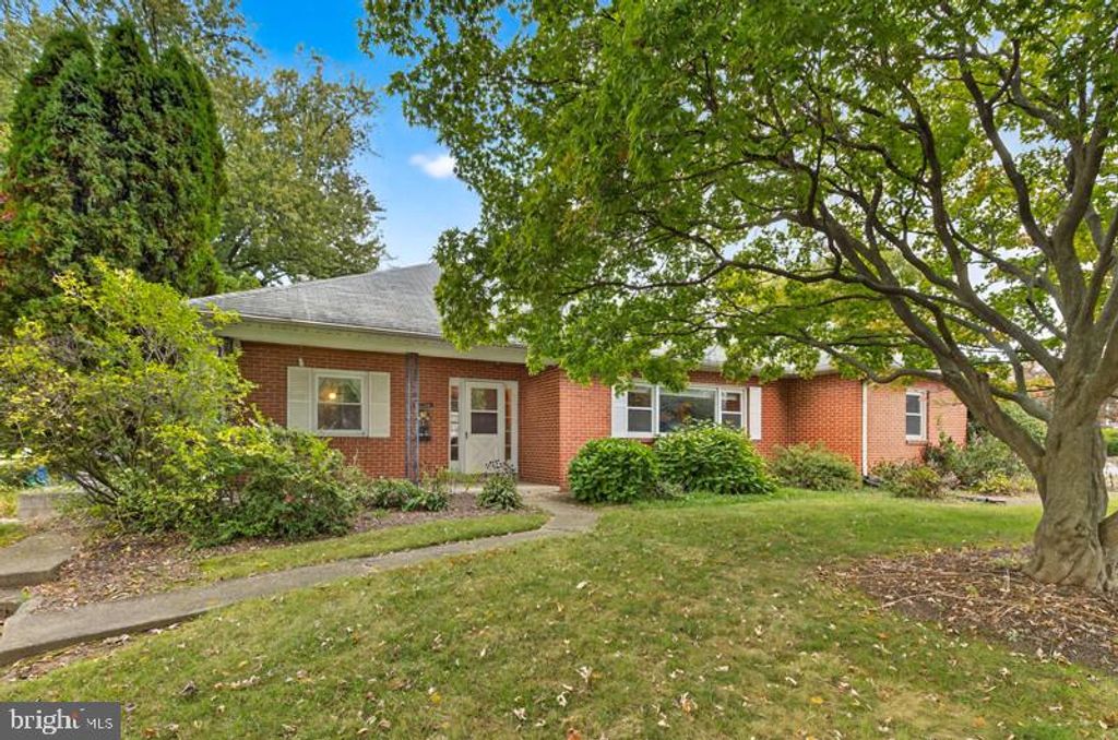 Photo of 15 Edgemont Road, COLUMBIA, PA 17512 (MLS # PALA2077282)