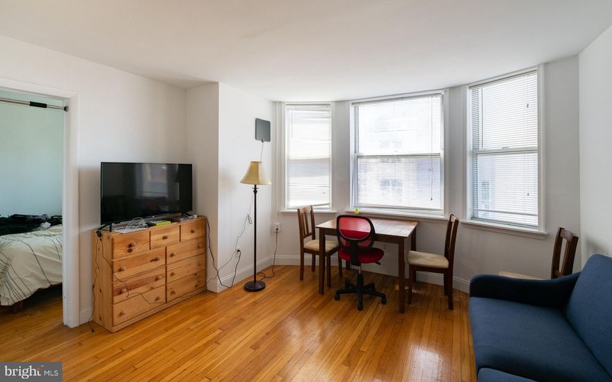 *Available now!*

This charming 1 bedroom, 1 bathroom condo is in an amazing location just 2 blocks away from Rittenhouse Square! Enjoy beautiful bay windows, wood flooring throughout, a galley kitchen to maximize living space, as well as central AC. The building has elevator service and shared laundry for added convenience. Walk to all the best attractions Philadelphia that has to offer, including favorite restaurants like Parc, Vernick, La Colombe, Spread Bagelry, Friday/Saturday/Sunday and MORE!

*Sorry, no pets.