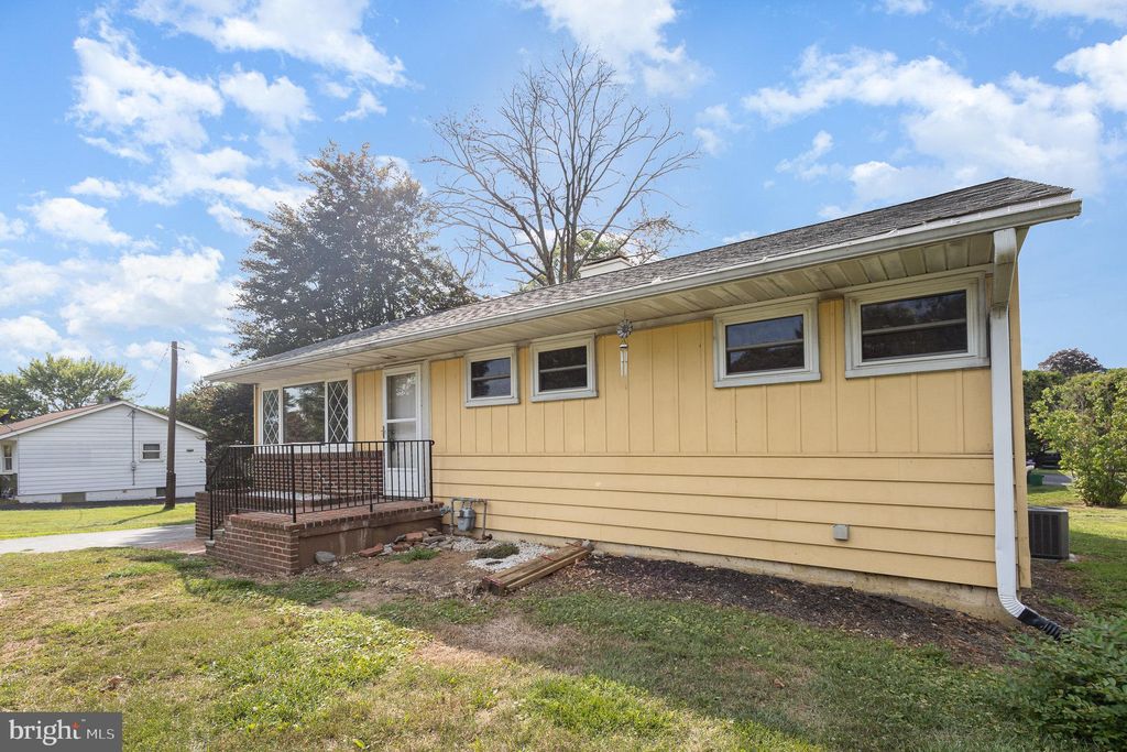 Photo of 1905 Blue Ridge Drive, Lancaster, PA 17603 (MLS # PALA2054386)