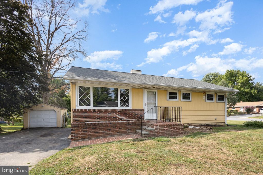 Photo of 1905 Blue Ridge Drive, Lancaster, PA 17603 (MLS # PALA2054386)