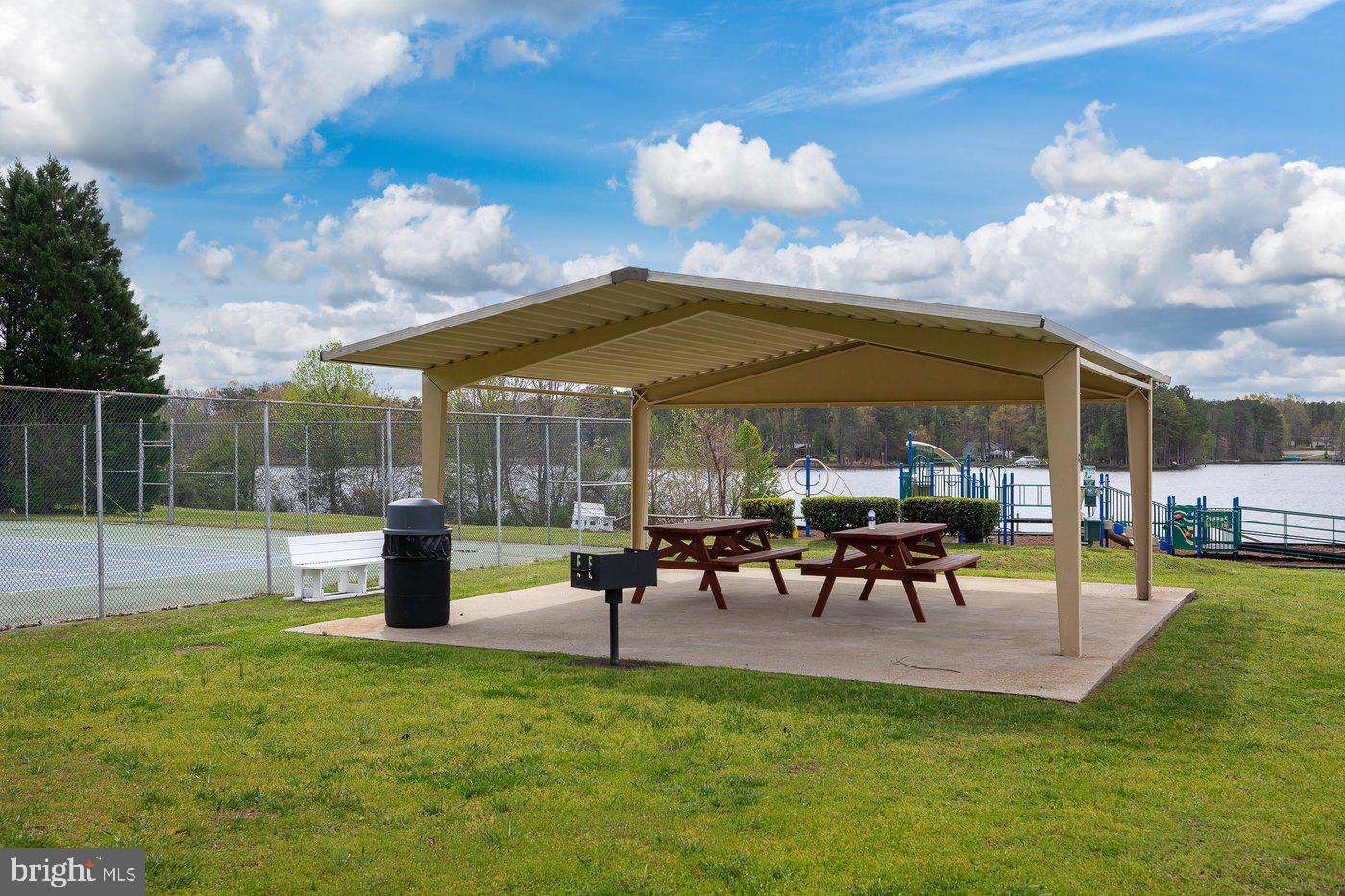 LAKE CAROLINE - Residential