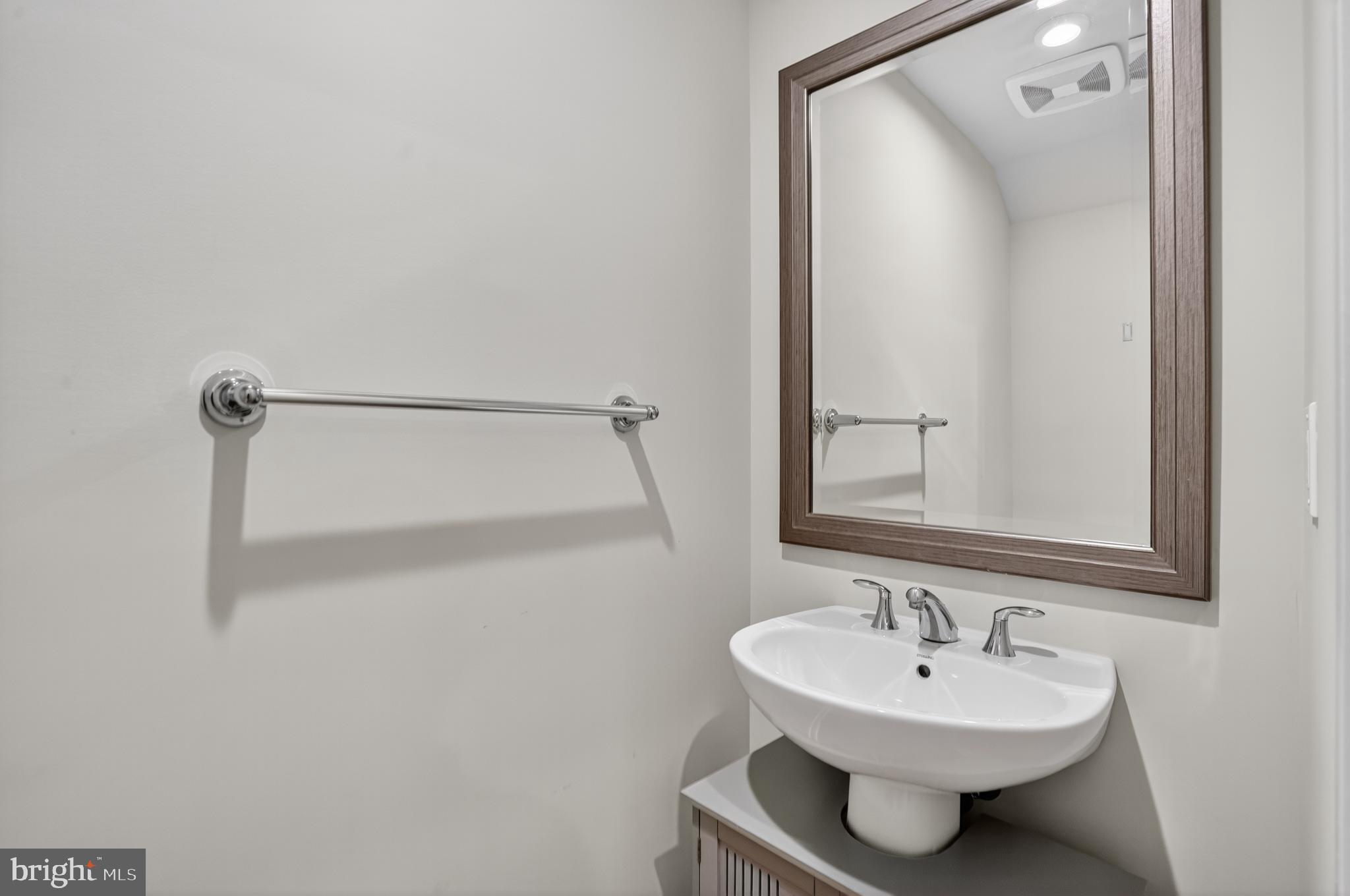 COMMONWEALTH PLACE AT WESTFIELDS - Residential