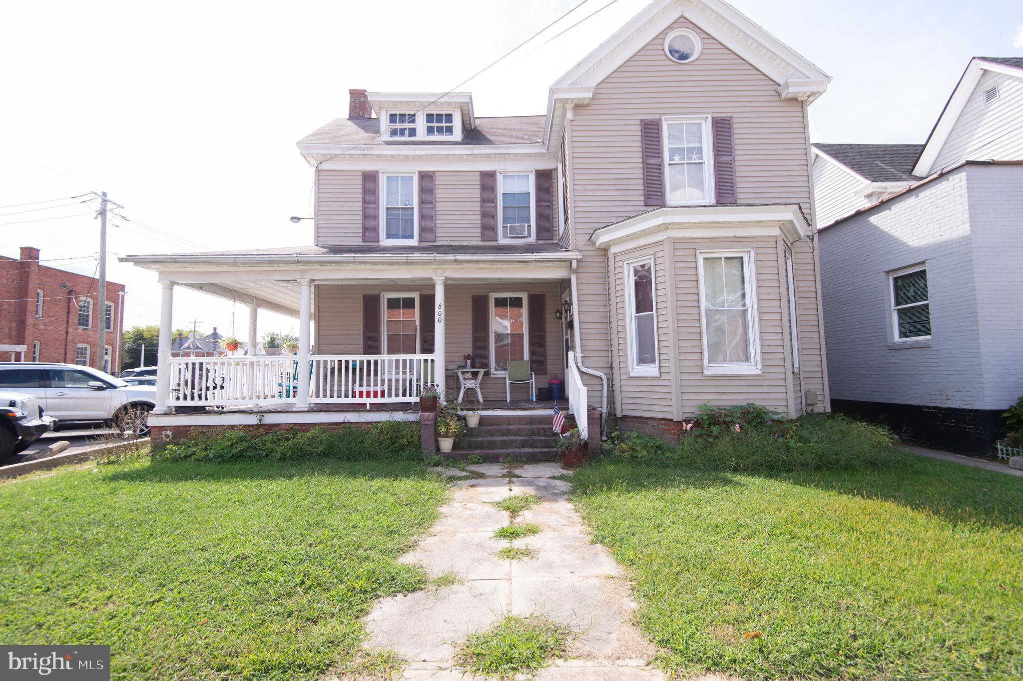 Main image without alt text