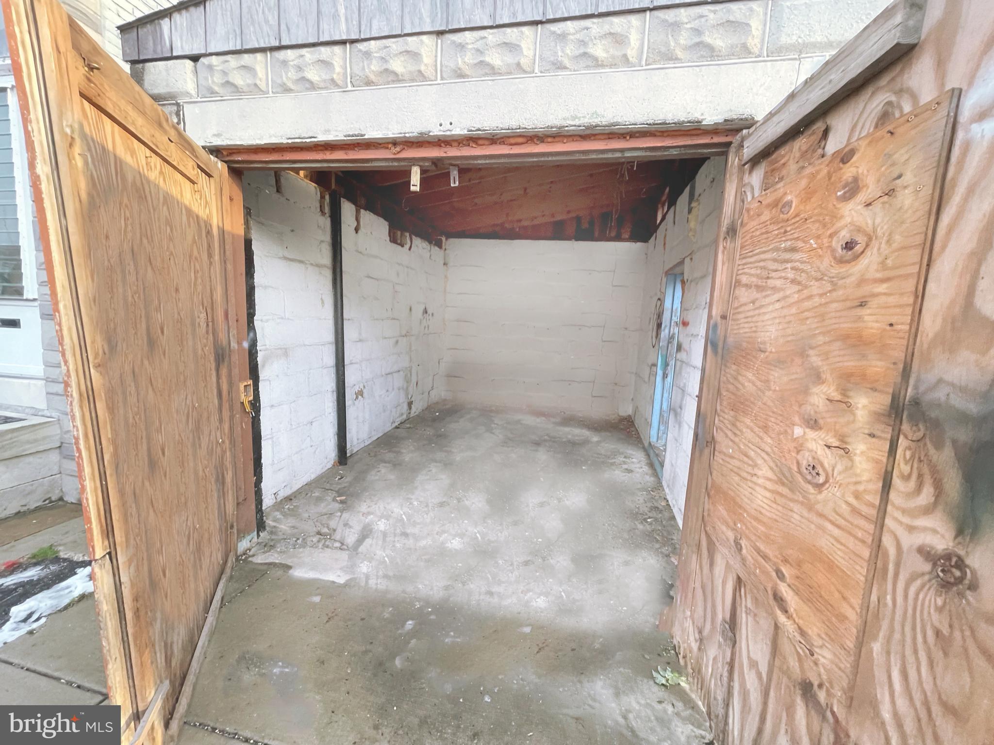 HOLLINS MARKET - Residential