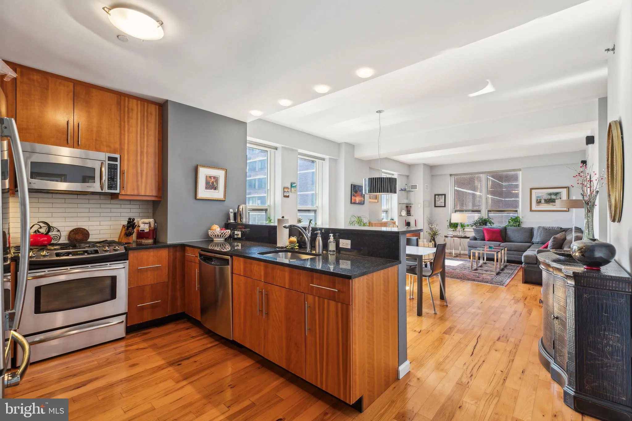 Philadelphia, Pennsylvania 19102, United States, 2 Bedrooms Bedrooms, ,3 BathroomsBathrooms,Residential,Active,1637