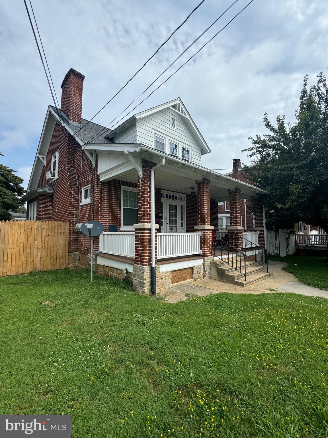 Main image without alt text