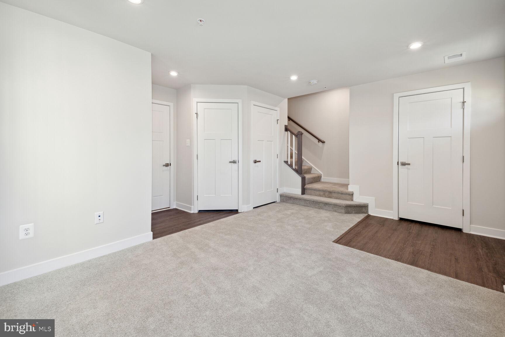 MONTGOMERY VILLAGE - Residential Lease