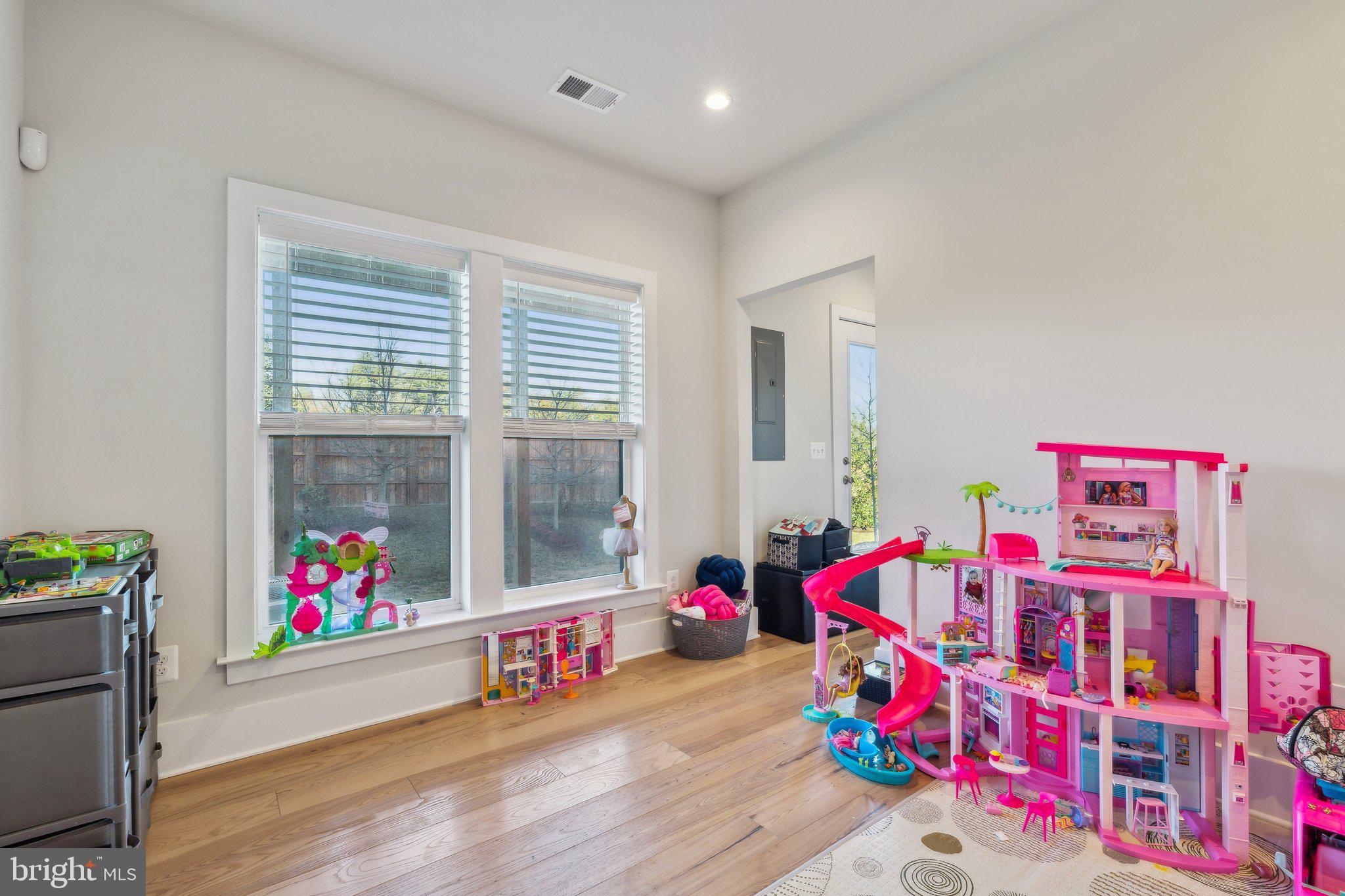 ASHBURN OVERLOOK - Residential Lease