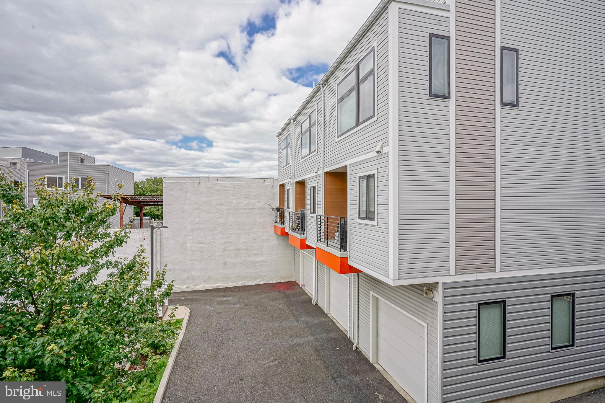 EAST KENSINGTON - Residential