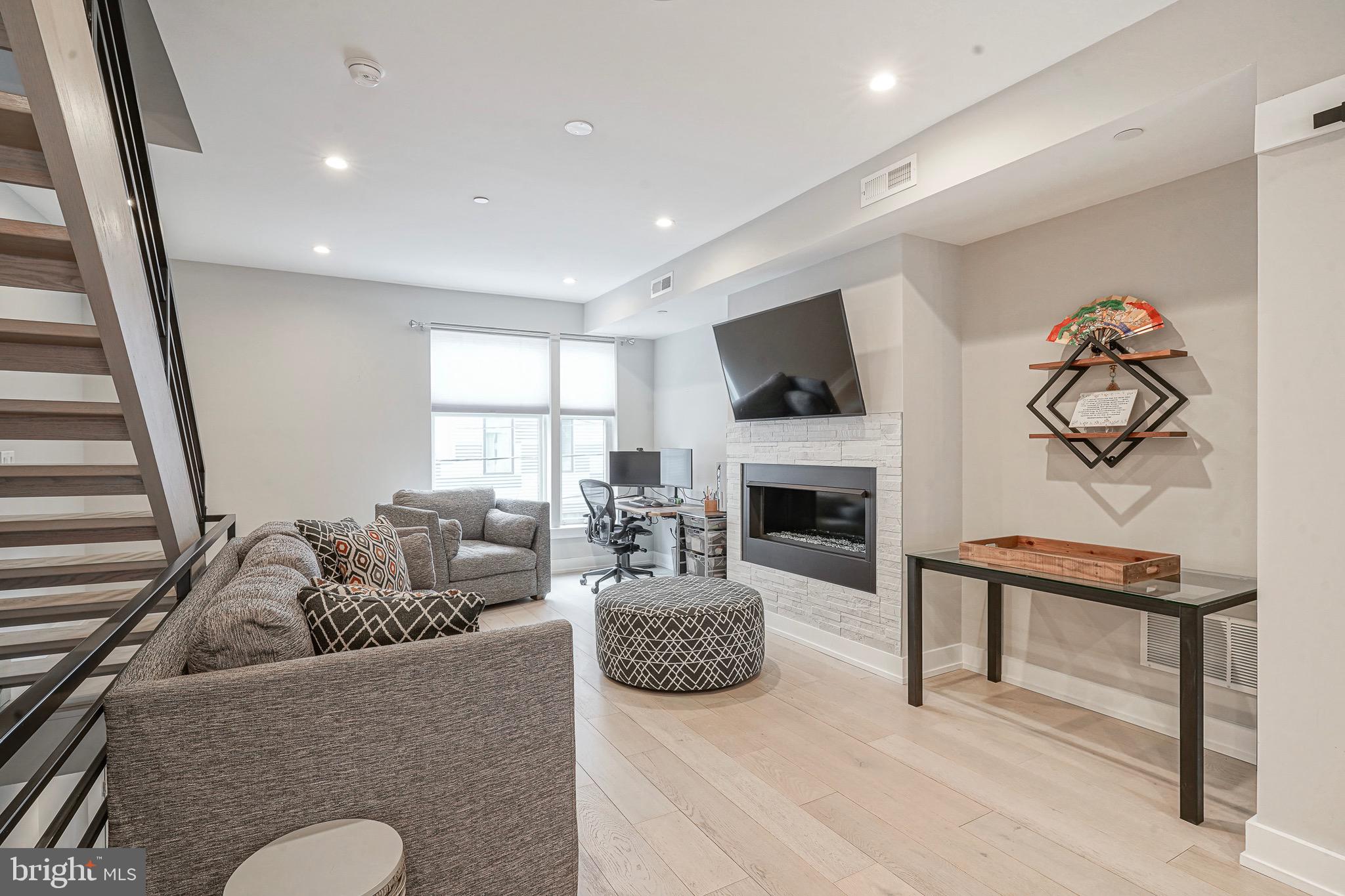 EAST KENSINGTON - Residential