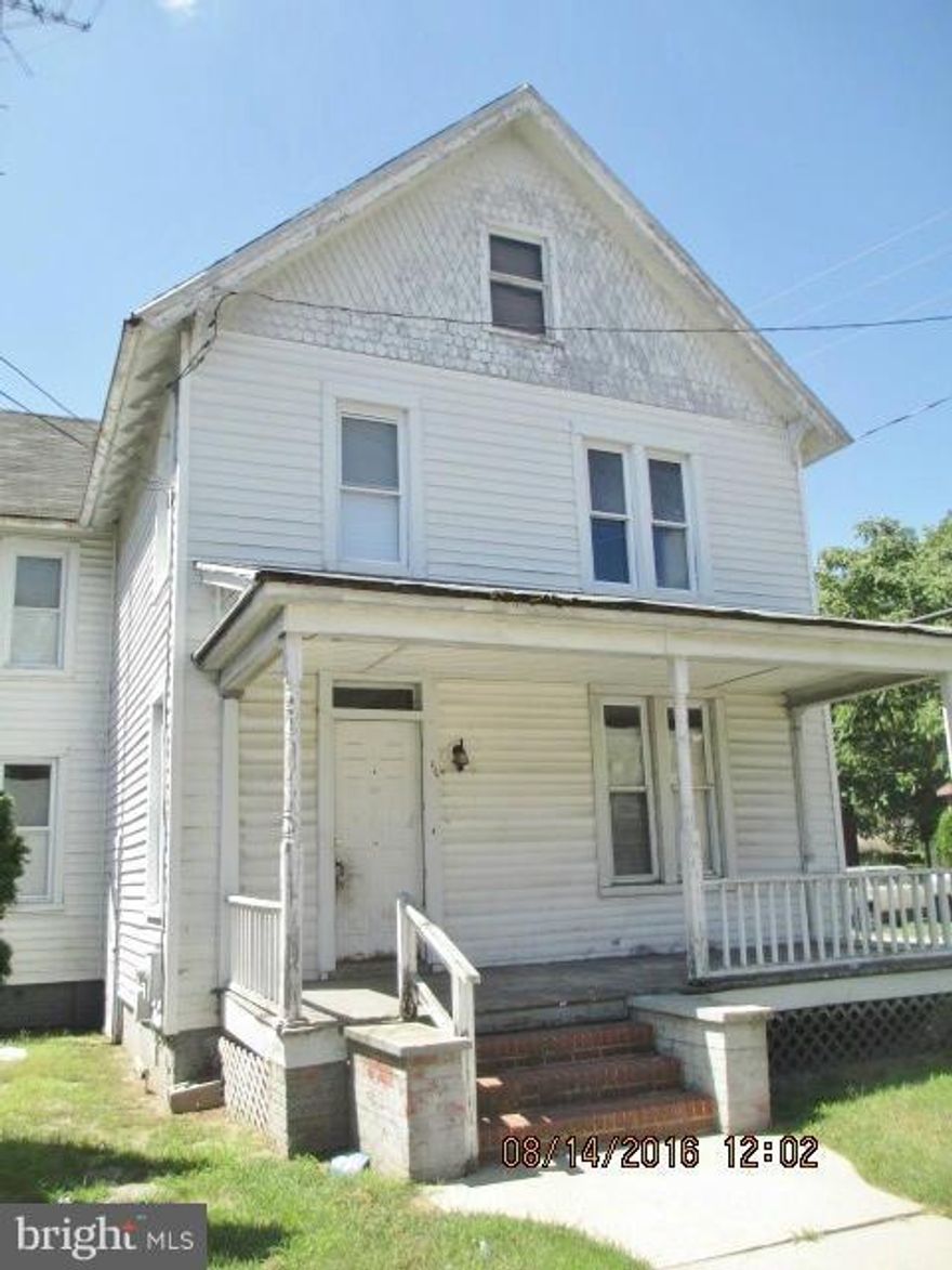Loaded with potential, this extremely spacious Victorian is ready for a make-over. Excellent room sizes, corner lot, wood floors, replacement windows. Very close to Peninsula Regional Medical Center. Sold as-is, cash or rehab loans only. Seller is exempt from transfer and recordation taxes so buyer is responsible. This home could be spectacular!