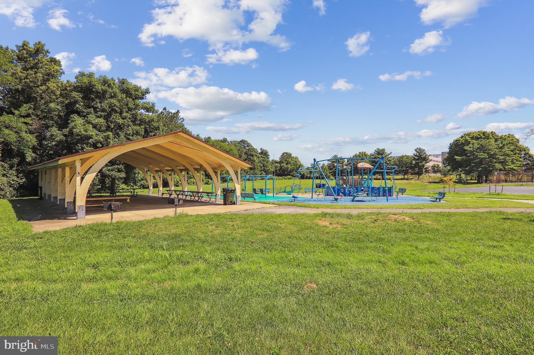 SOUTH LAWN - Residential