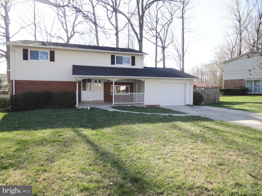 LOVELY SFH W/4 BDS, 2 FULL 1 HALF BA, GARAGE, FRONT PORCH & GORGEOUS SCREENED PORCH, 2 SHEDS, FENCED YD, NEW ROOF, RENOVATED KITCHEN  & MBA, FAMRM OFF KIT, FRESH PAINT THROUGHOUT, SPARKLING REFINISHED HDWD FLRS, NEWER APPS, DOUBLE PANE WINDOWS THROUGHOUT, NEWER AC & SIDING, NEW HW HEATER, HOME SPARKLES, WALK TO KINGS PARK SHOPPING, CLOSE TO VRE, LAKE BRADDOCK HS, GREAT NEIGHBORHOOD-MOVE-IN READY!