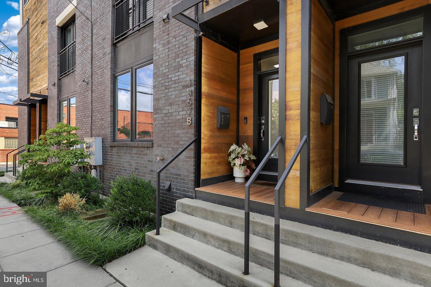 1867 CORCORAN STREET NE B