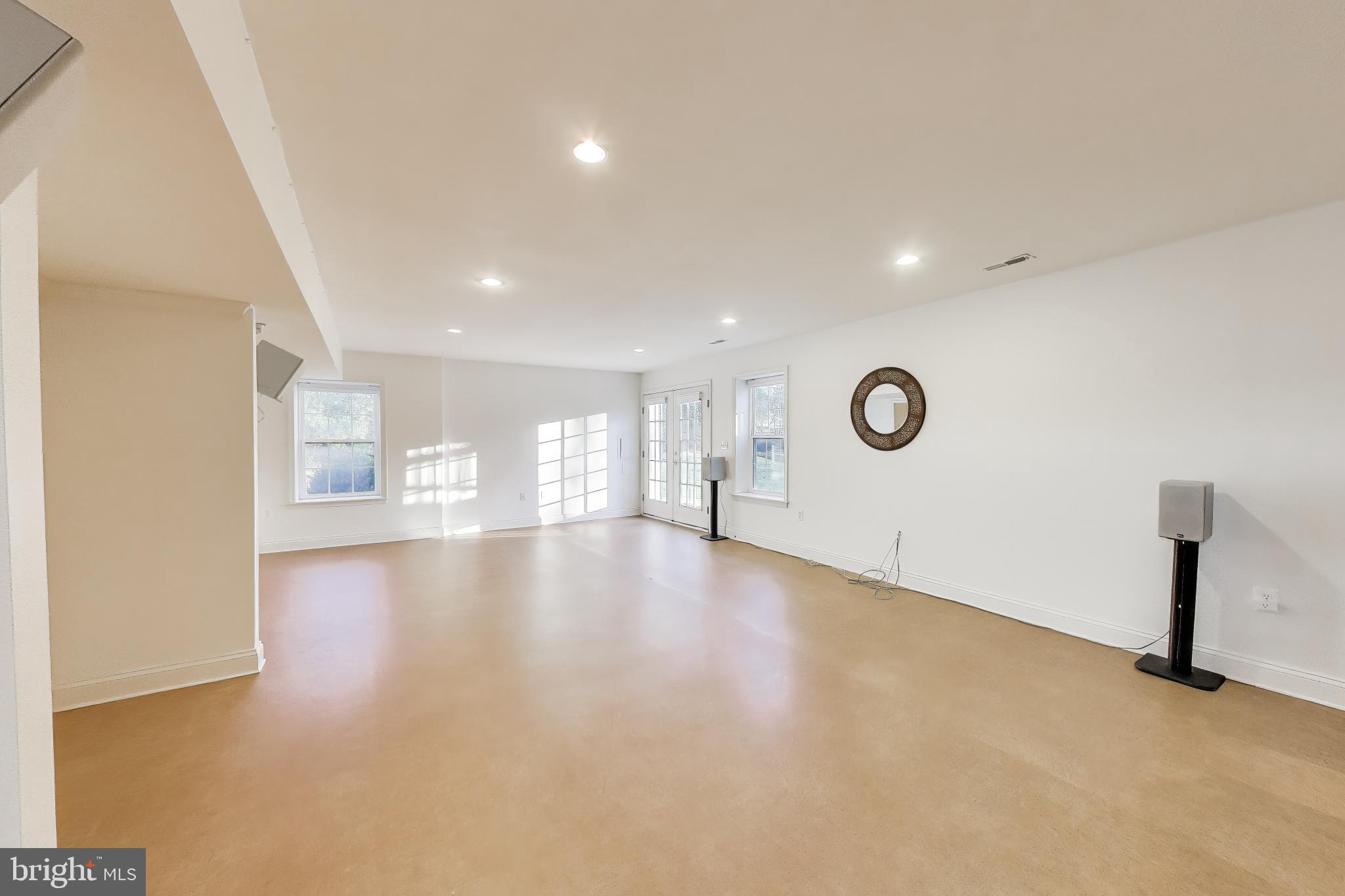 WHISPERING WOODS - Residential