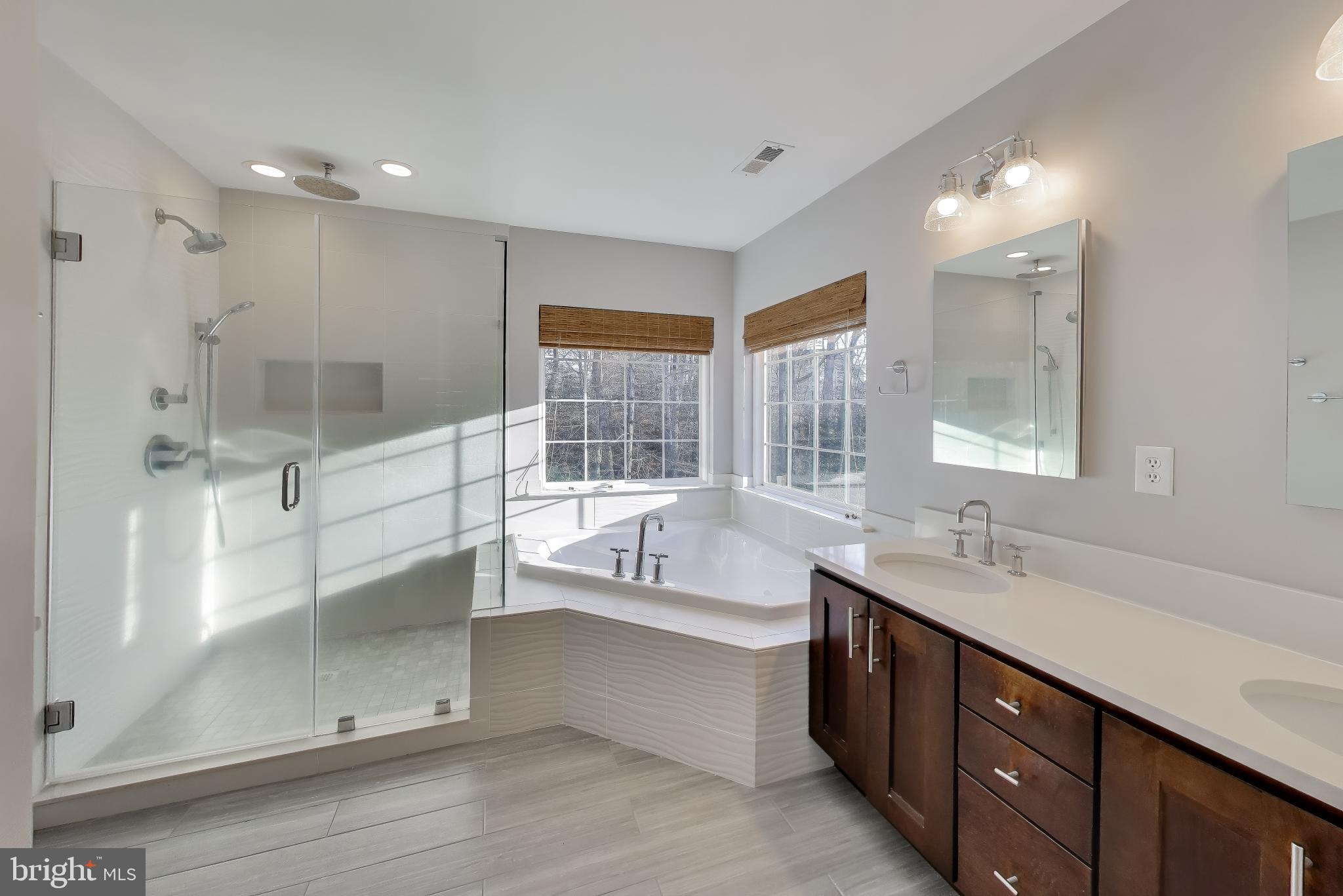 WHISPERING WOODS - Residential