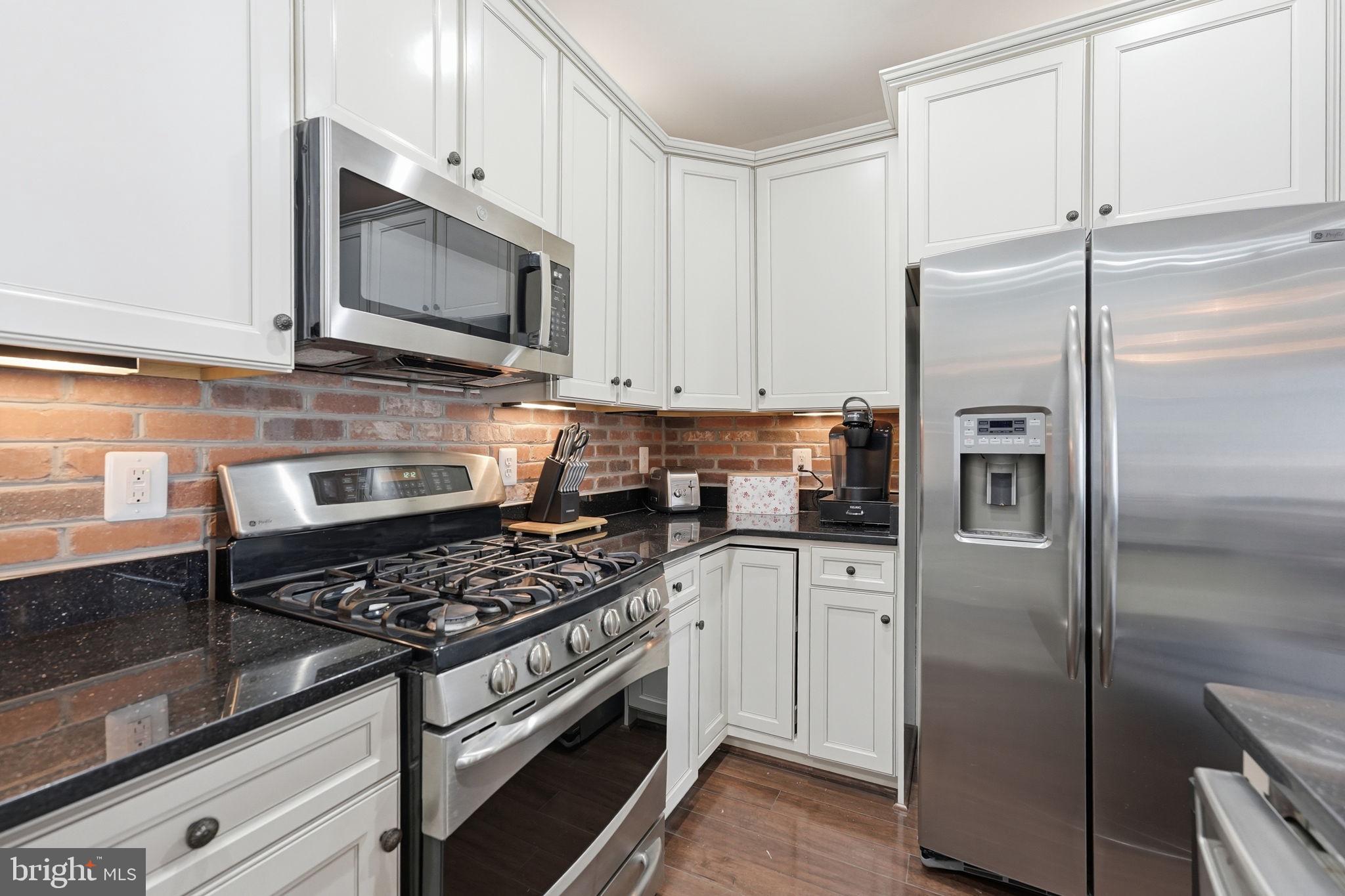 9504 LEE COURT