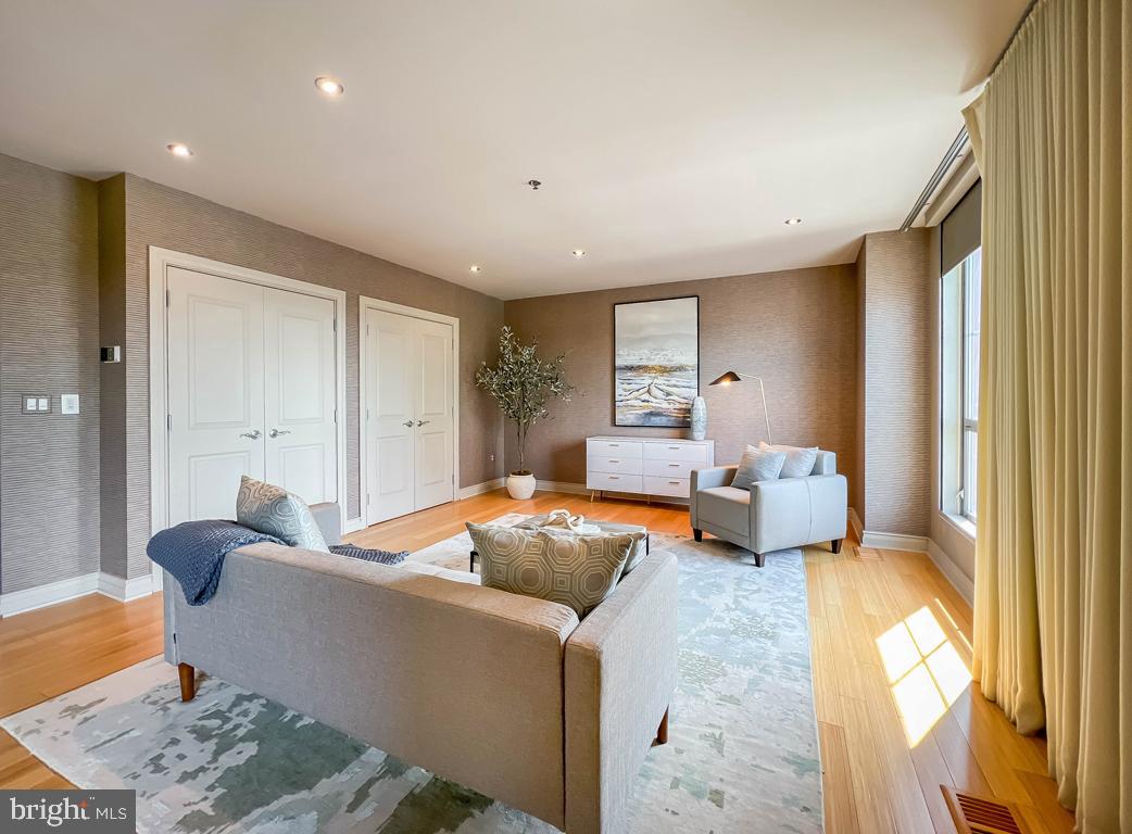 SOCIETY HILL - Residential