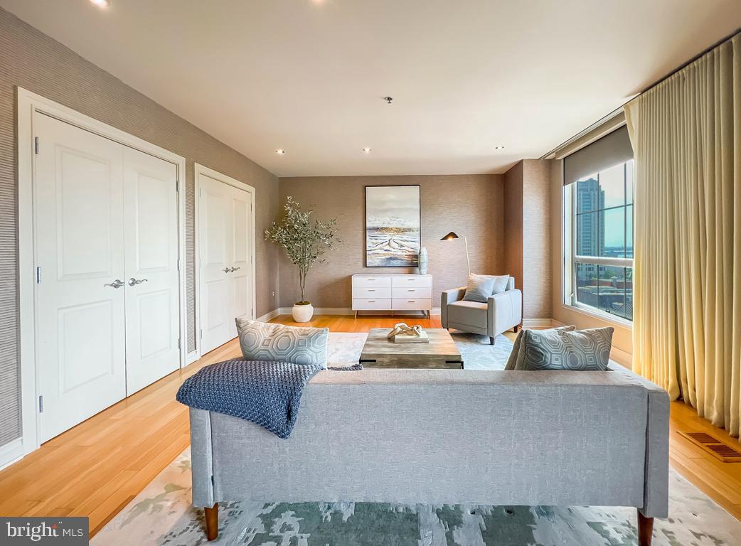 SOCIETY HILL - Residential