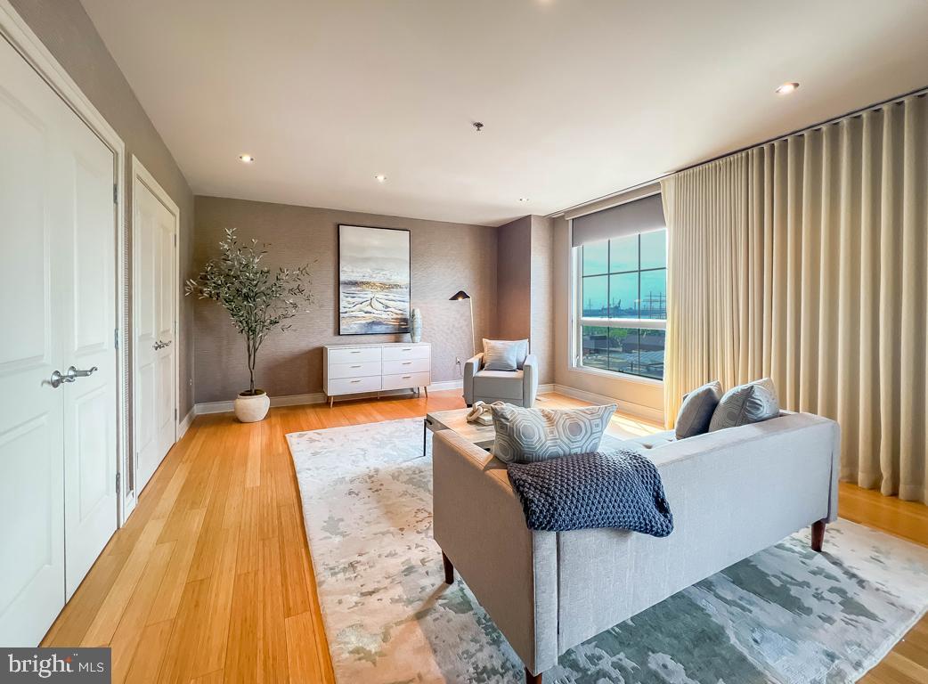 SOCIETY HILL - Residential