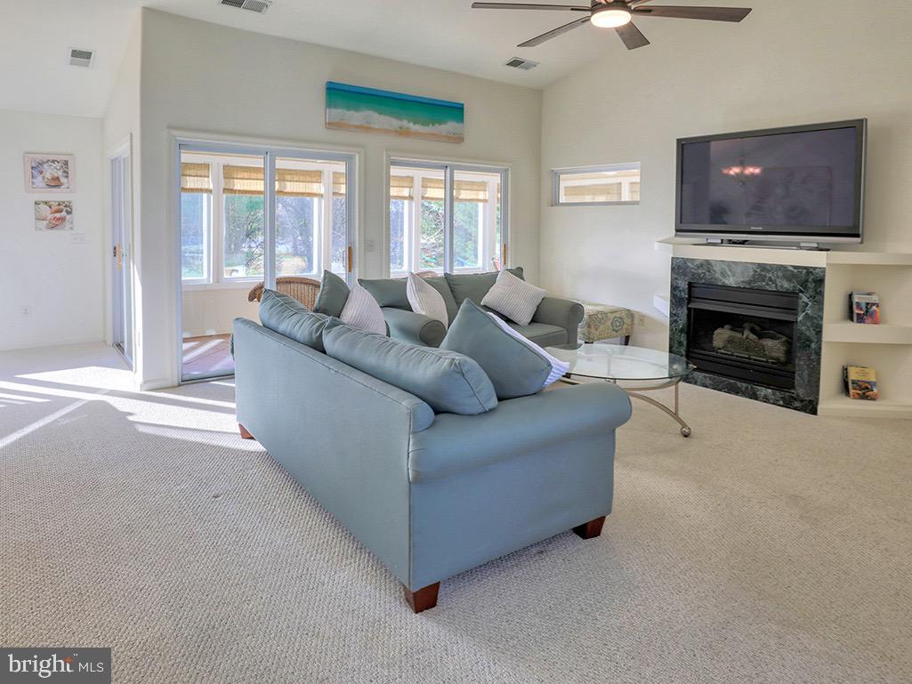 279 LAKESIDE DRIVE 7