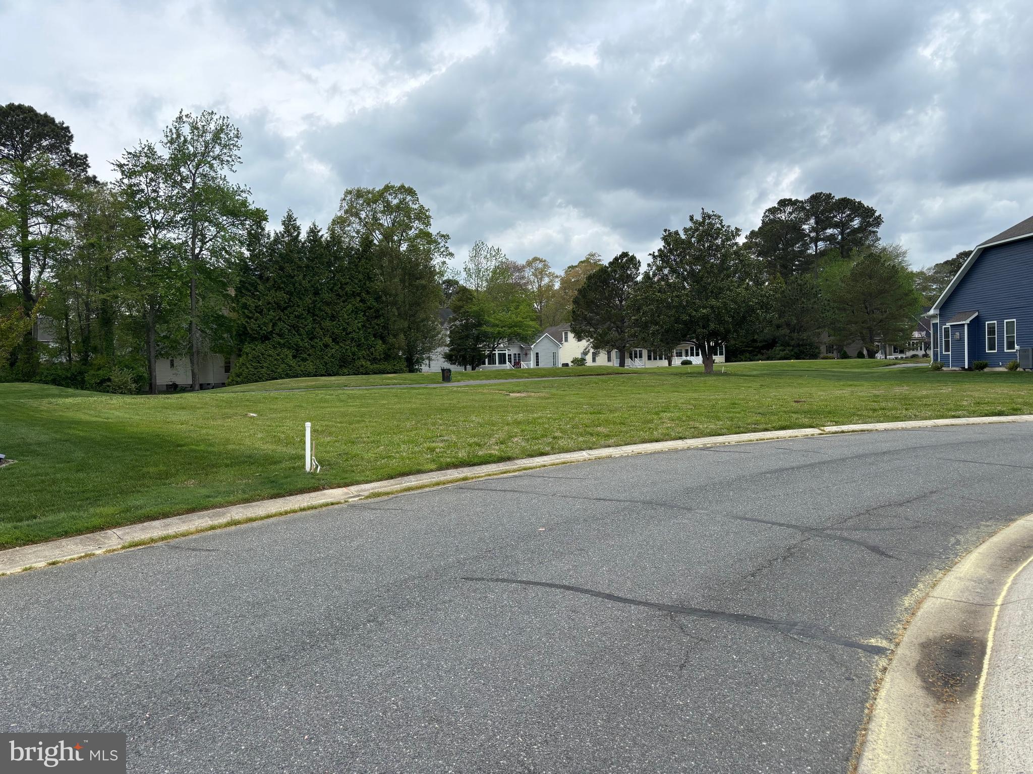 This lot in the amenity rich community of River Run is waiting for you to build your dream home. Views of the golf course located on the 17th tee box. Lot is cleared and surveyed. The community features a golf course, club house, marina, pool, tennis courts and restaurant.