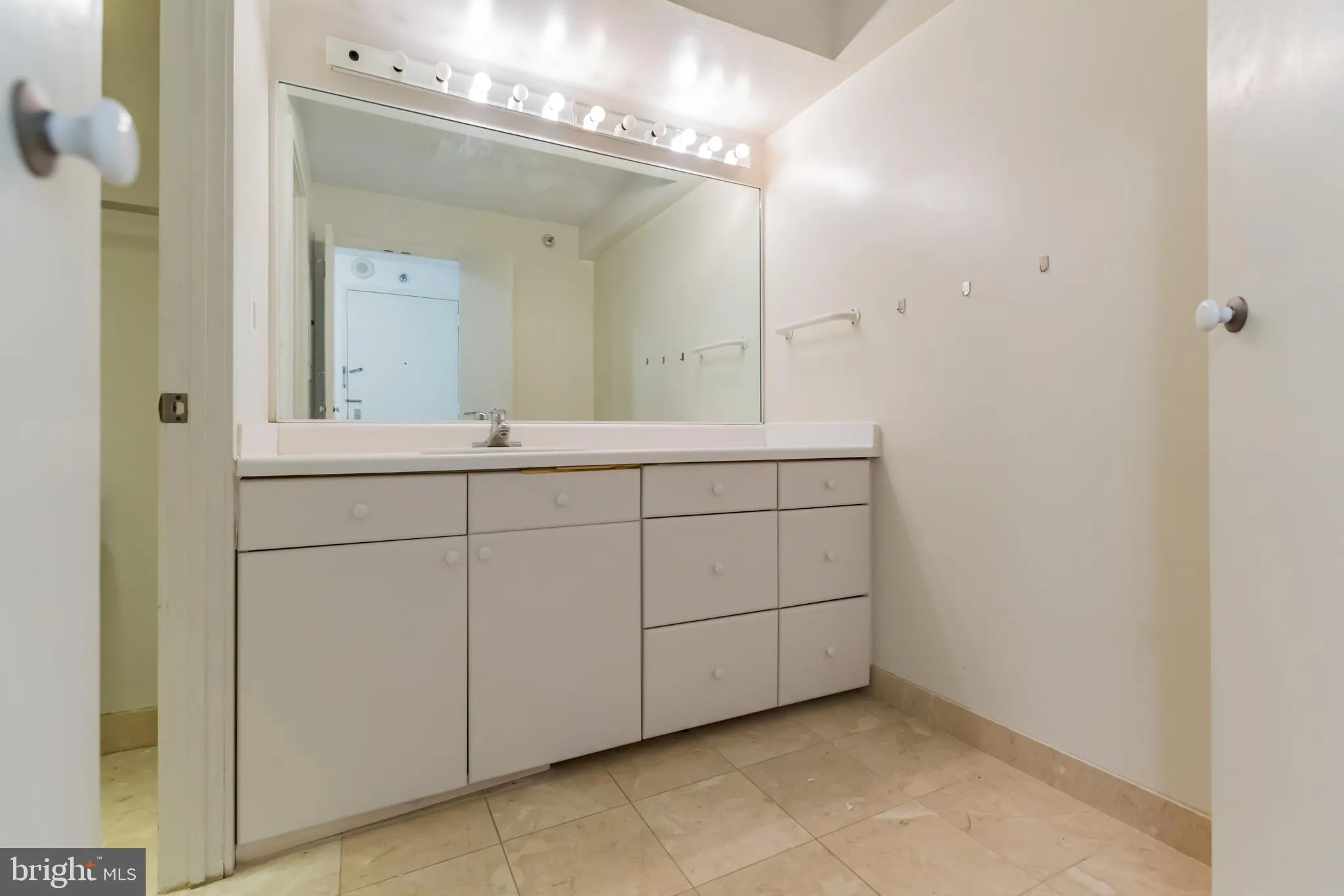 Philadelphia, Pennsylvania 19103, United States, 3 Bedrooms Bedrooms, ,3 BathroomsBathrooms,Residential,Active,181642