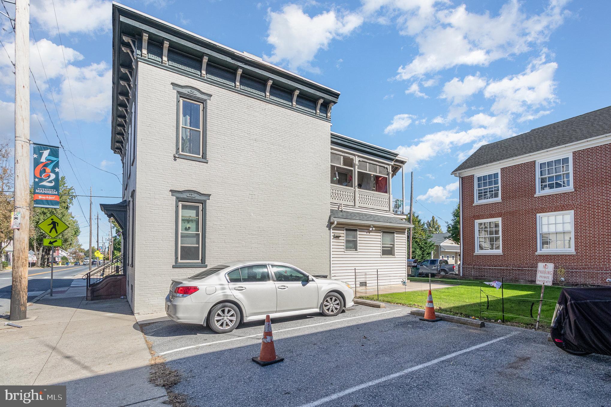 Main image without alt text