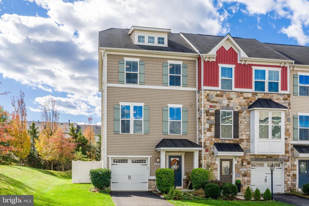 Photo of 41725 Mcmonagle Square, ALDIE, VA 20105 (MLS # VALO2109528)