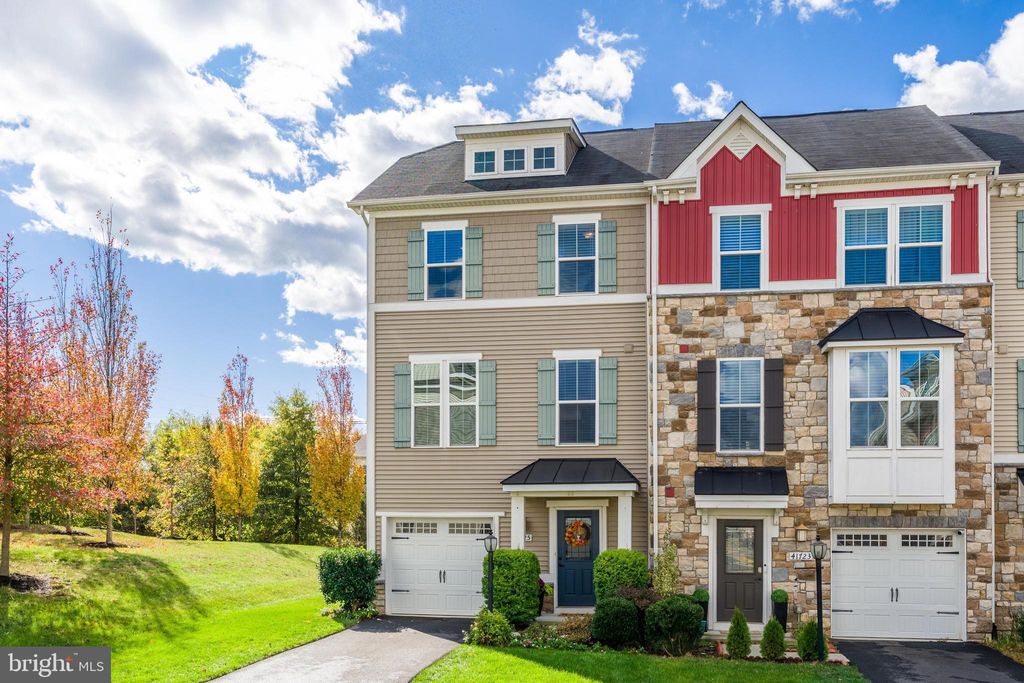 Photo of 41725 Mcmonagle Square, ALDIE, VA 20105 (MLS # VALO2109528)