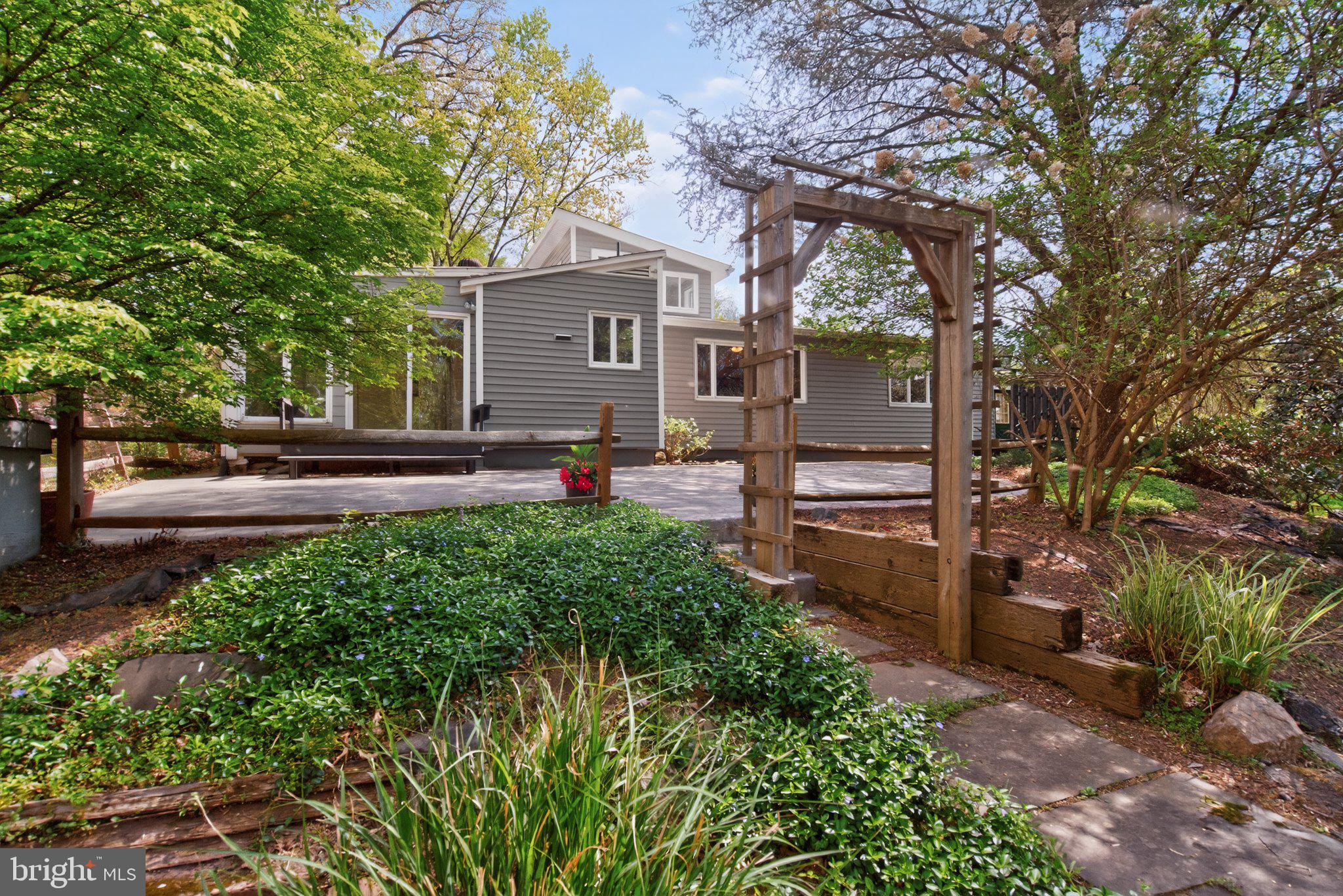 QUINCE ORCHARD KNOLLS - Residential