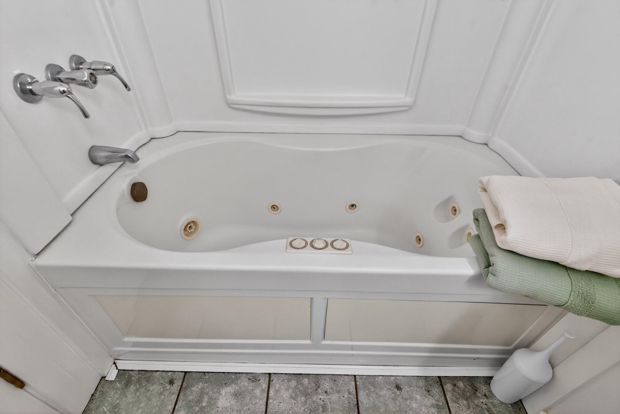 QUINCE ORCHARD KNOLLS - Residential