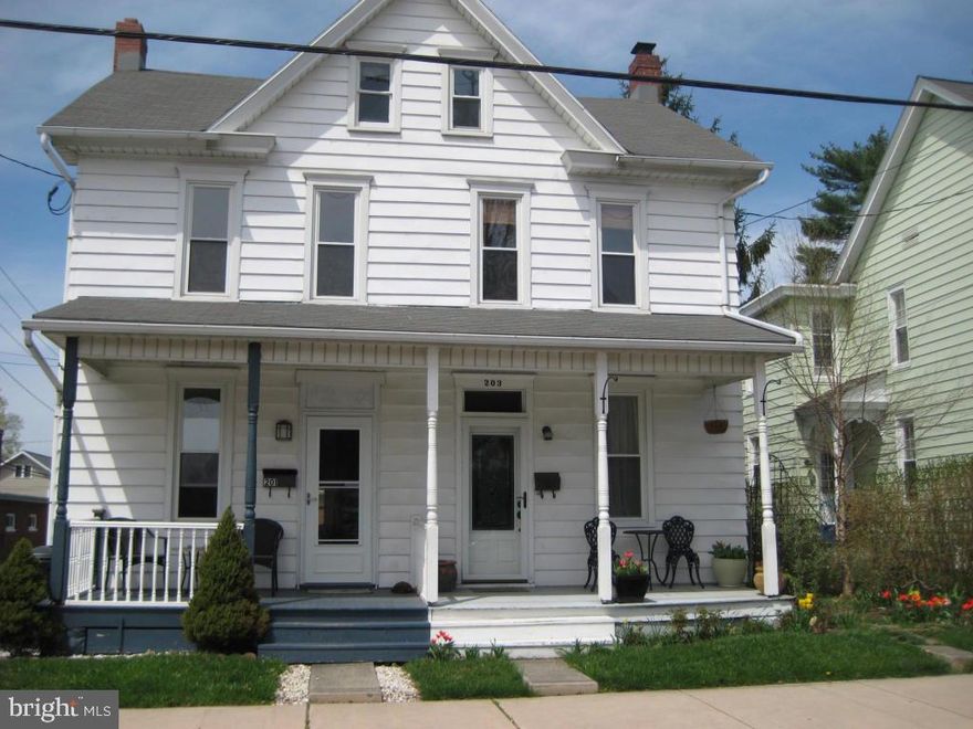 Very nice semi detached in Elizabethtown. This home features a large eat in kitchen, remodeled bath, 3 nice size bedrooms and a 14x28 detached garage. enjoy entertaining in the large fenced in back yard!