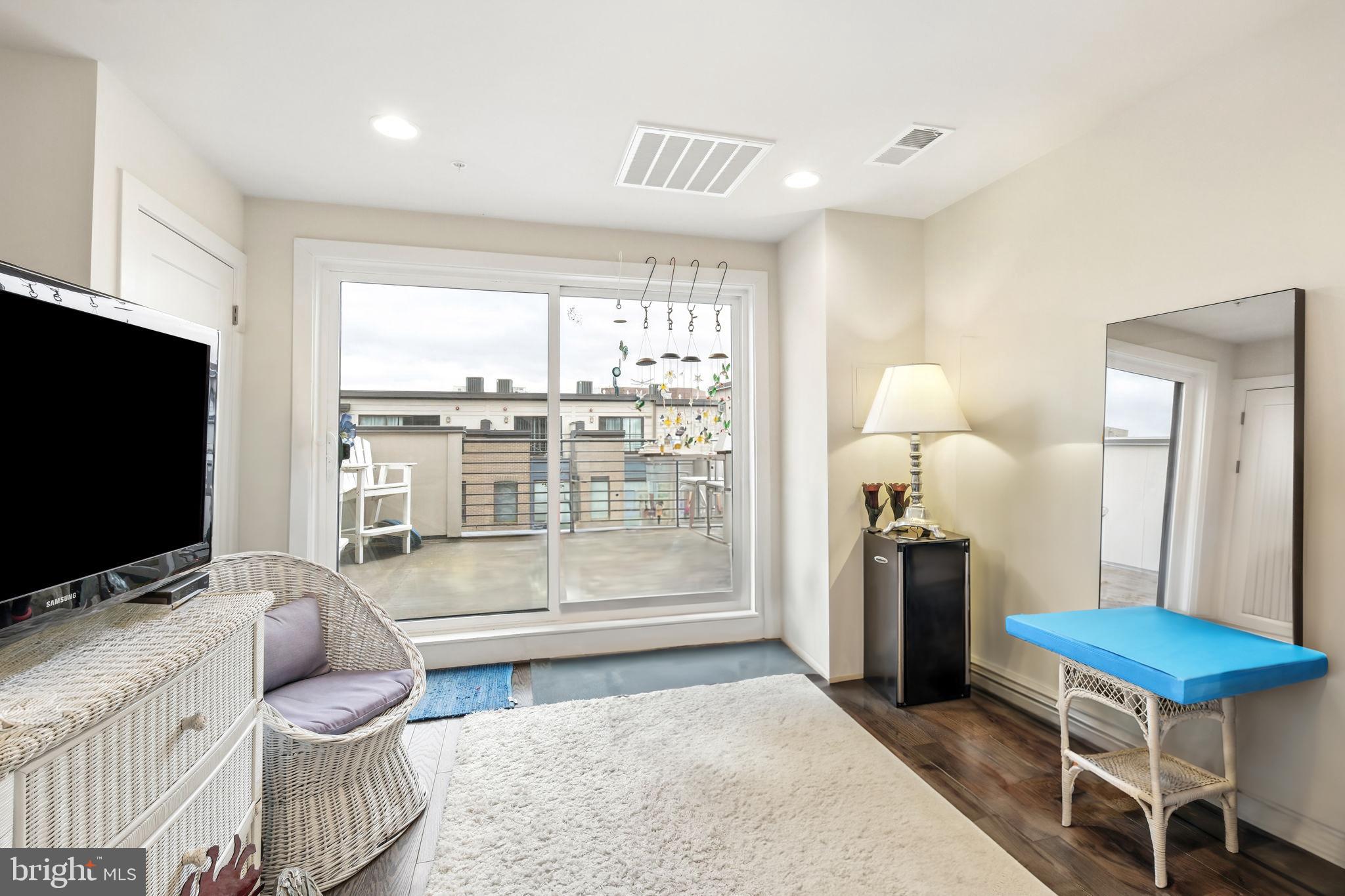 MONTGOMERY ROW - Residential