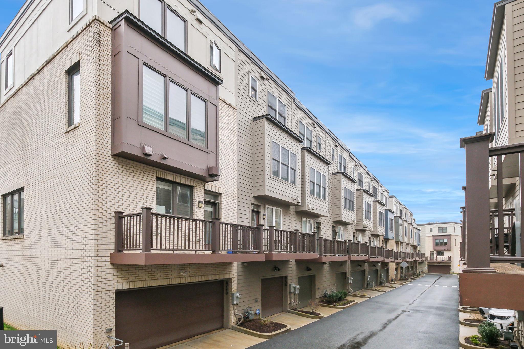 MONTGOMERY ROW - Residential