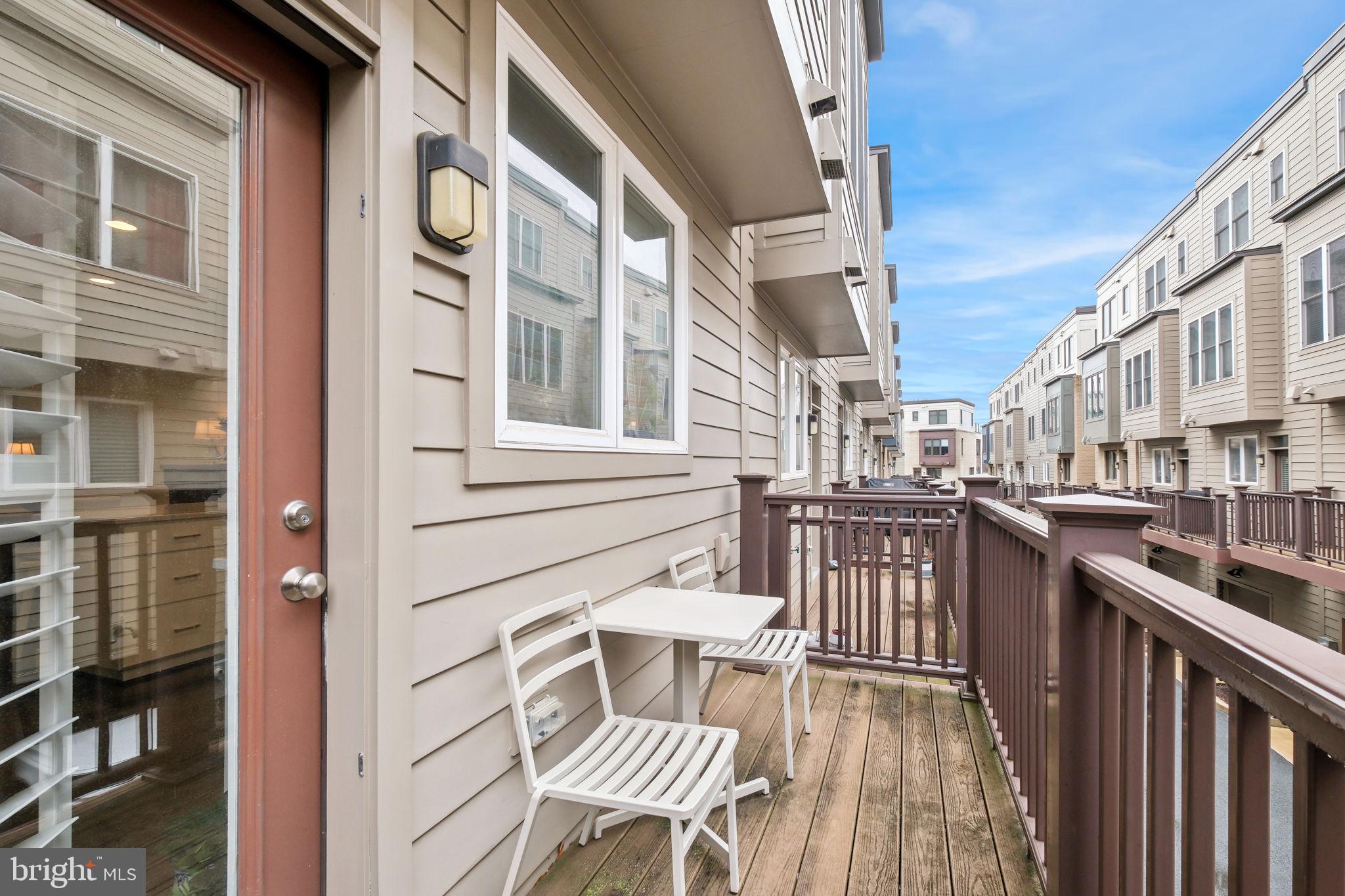 MONTGOMERY ROW - Residential