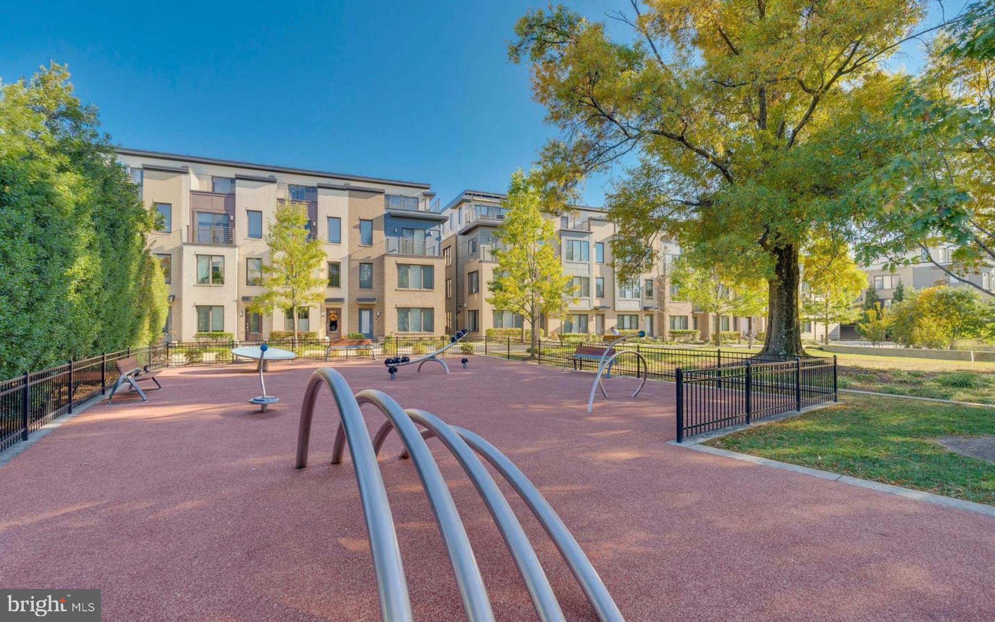 MONTGOMERY ROW - Residential