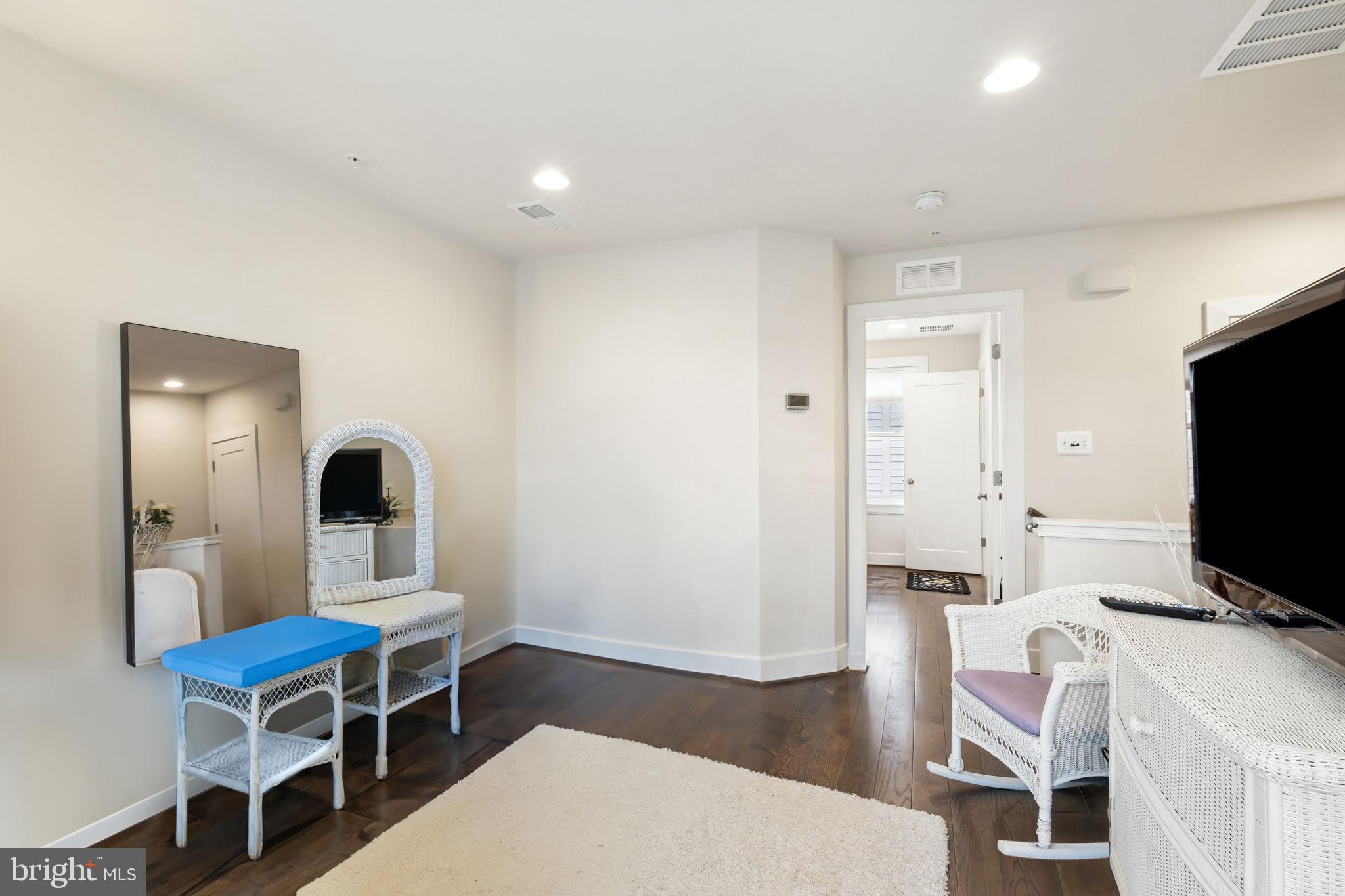 MONTGOMERY ROW - Residential